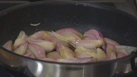 омлет с карамелизированным шалотом, моцареллой и тимьяном