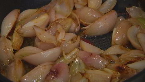 омлет с карамелизированным шалотом, моцареллой и тимьяном