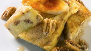 Омлет с карамелизованными яблоками, горгонзолой и беконом