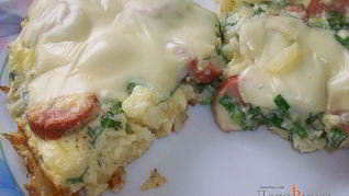 Омлет с картошкой, сосисками, зеленью и плавлеными сырками в духовке