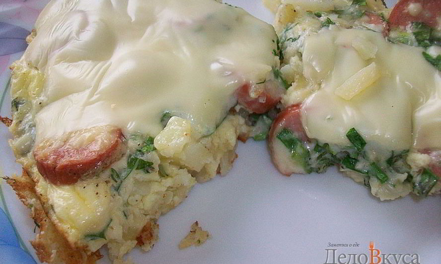 Рецепт омлет с картошкой, сосисками, зеленью и плавлеными сырками в духовке