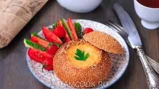 Омлет с колбасой в булочке