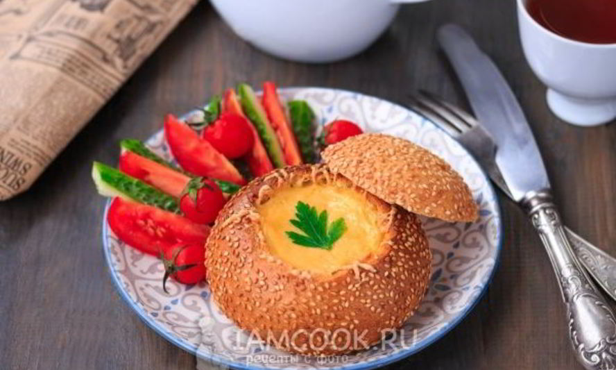 Рецепт омлет с колбасой в булочке