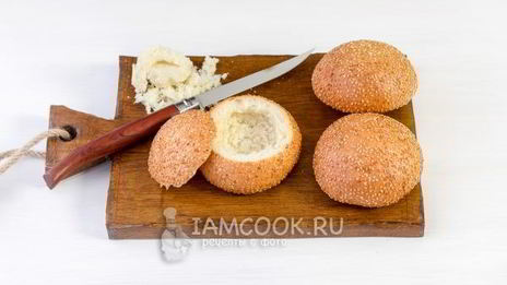 омлет с колбасой в булочке