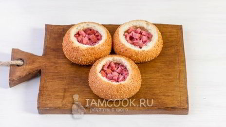 омлет с колбасой в булочке