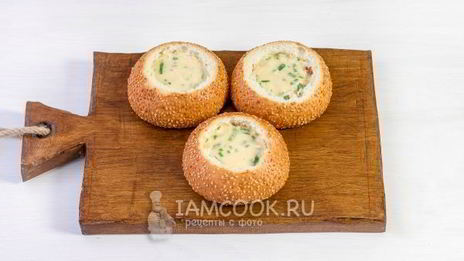 омлет с колбасой в булочке