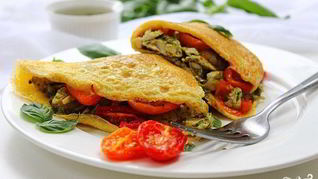 Омлет с курицей и помидорами