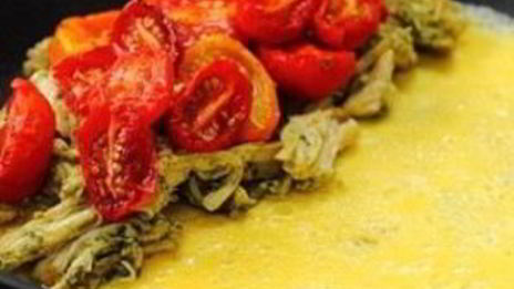 омлет с курицей и помидорами