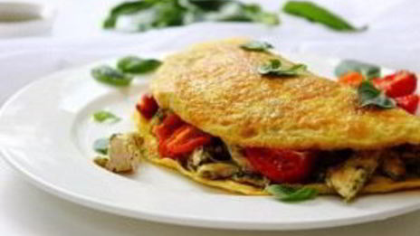 омлет с курицей и помидорами