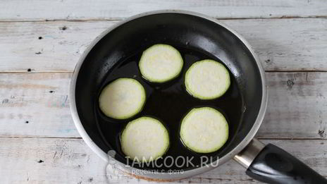 омлет с обжаренными кабачками