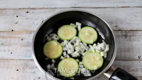 омлет с обжаренными кабачками