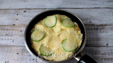 омлет с обжаренными кабачками
