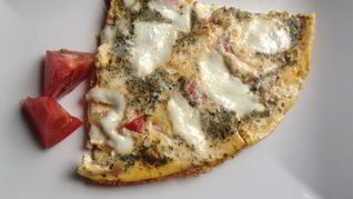 Омлет с помидорами, сладким перцем и сыром моцарелла