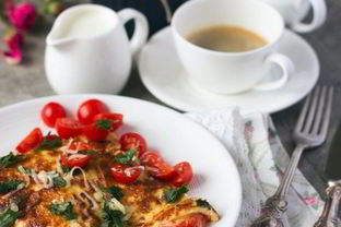 Омлет с помидорами, сыром и зеленью