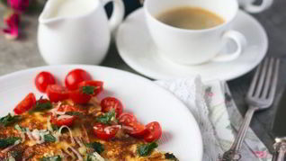 Омлет с помидорами, сыром и зеленью