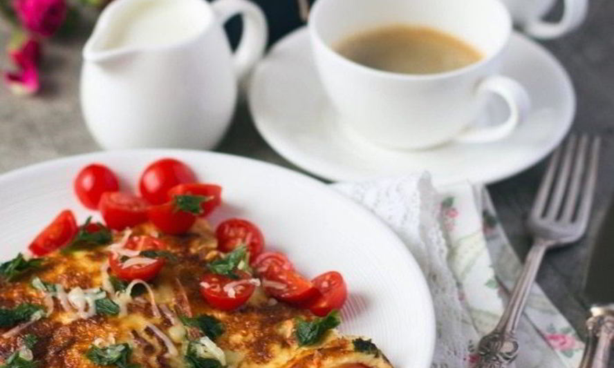 Рецепт омлет с помидорами, сыром и зеленью
