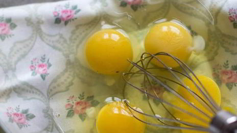 омлет с помидорами, сыром и зеленью