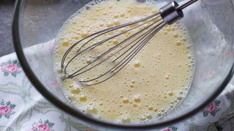 омлет с помидорами, сыром и зеленью