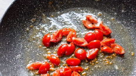 омлет с помидорами, сыром и зеленью