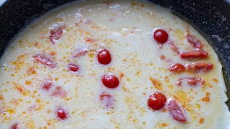 омлет с помидорами, сыром и зеленью