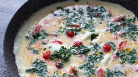 омлет с помидорами, сыром и зеленью