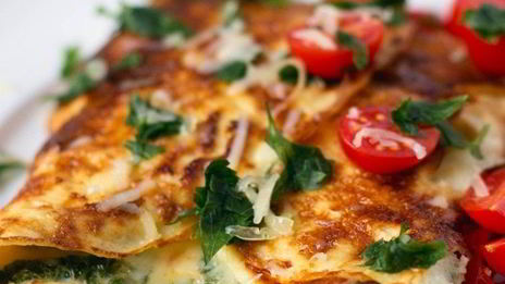 омлет с помидорами, сыром и зеленью