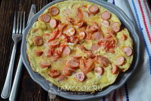Омлет с сосисками и помидорами