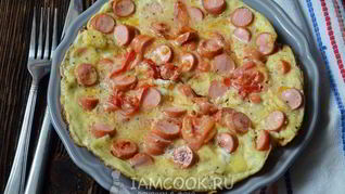 Омлет с сосисками и помидорами