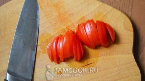 омлет с сосисками и помидорами