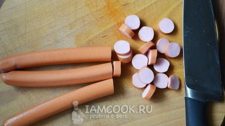 омлет с сосисками и помидорами