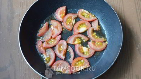 омлет с сосисками и помидорами