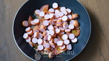 омлет с сосисками и помидорами