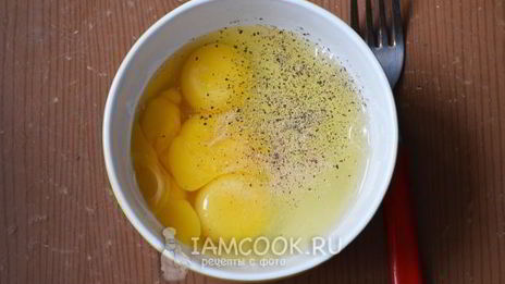 омлет с сосисками и помидорами