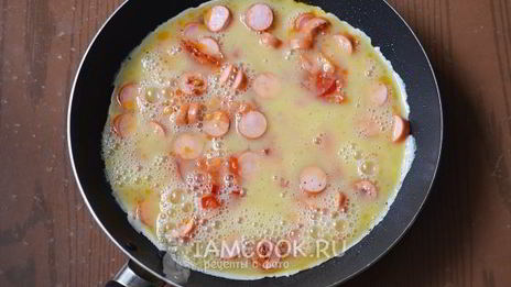 омлет с сосисками и помидорами