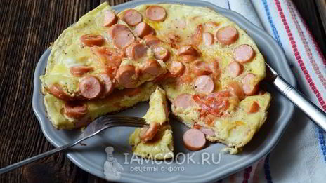 омлет с сосисками и помидорами
