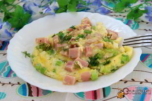 Омлет с ветчиной и зеленым луком