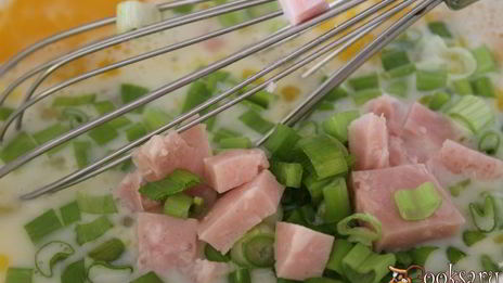 омлет с ветчиной и зеленым луком