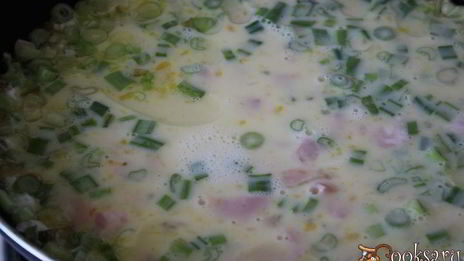 омлет с ветчиной и зеленым луком