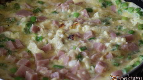 омлет с ветчиной и зеленым луком