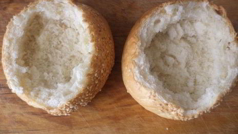 омлет в булочке с шампиньонами и колбаской