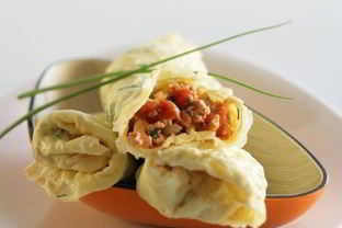 Омлетные рулетики с курицей, помидорами и зеленью