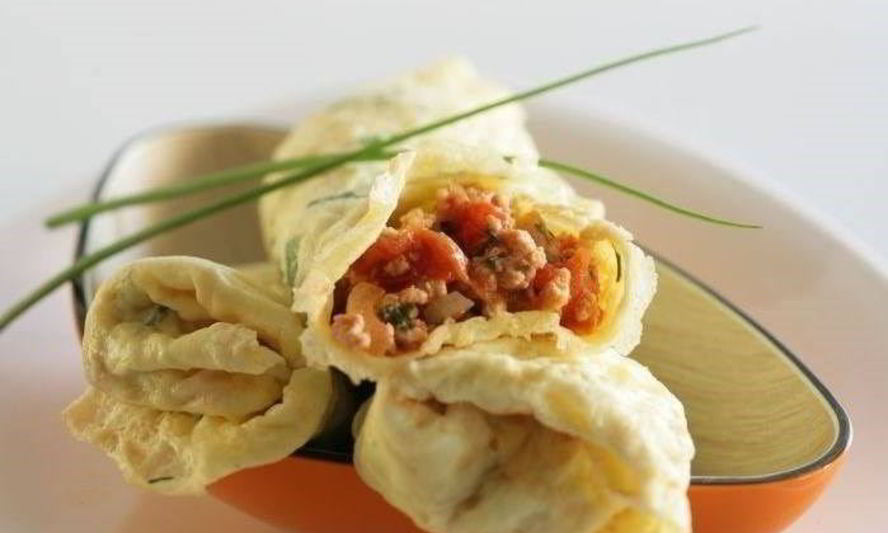 Рецепт омлетные рулетики с курицей, помидорами и зеленью