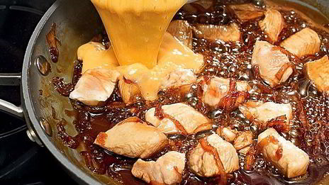 оякодон — японский омлет с рисом и курицей