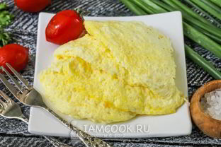 Пышный омлет с молоком на сковороде