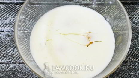 пышный омлет с молоком на сковороде