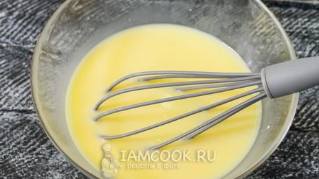 пышный омлет с молоком на сковороде