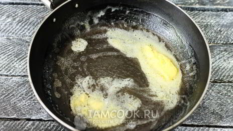 пышный омлет с молоком на сковороде