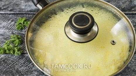 пышный омлет с молоком на сковороде