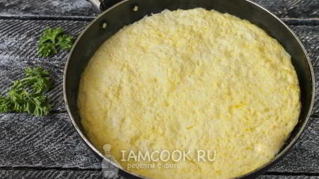 пышный омлет с молоком на сковороде