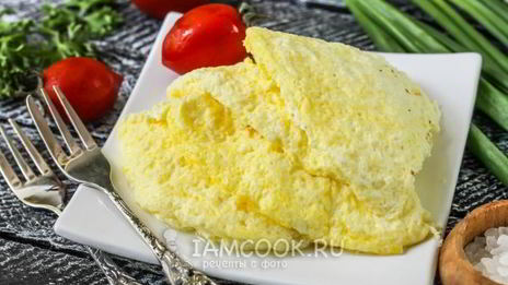пышный омлет с молоком на сковороде